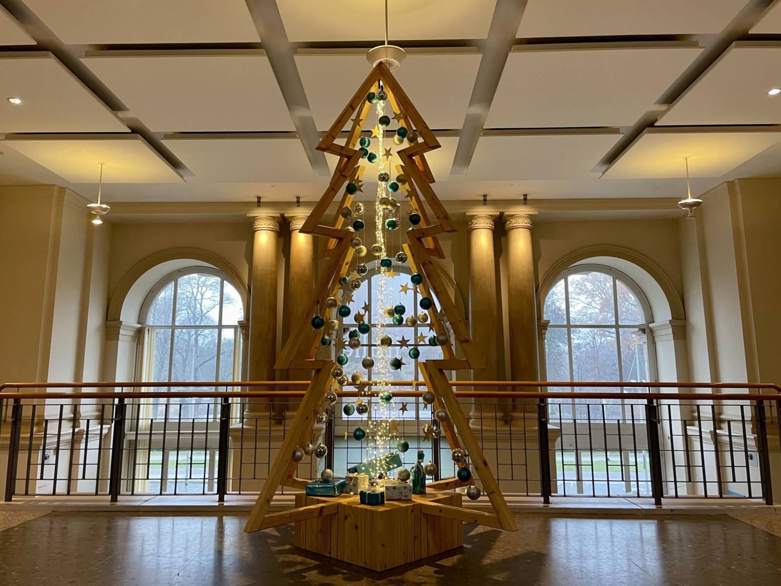 Hölzerner Weihnachtsbaum im Landesmuseum